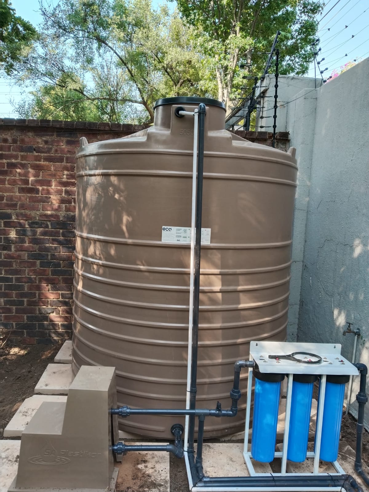 Completed borehole tank and filtration installation